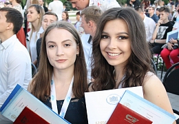 Выпускникам ЭТИ СГТУ вручили дипломы в городском парке