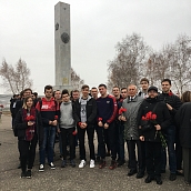 Студенты ИнЭТС возложили цветы к памятнику воинам-водителям