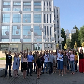 В память о жертвах Беслана студенты ИнЭТС запустили в небо белые шары