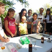 Химические опыты на праздновании Дня Октябрьского района