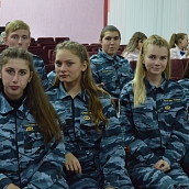 Студенты Петровского филиала СГТУ поздравили полицейских с праздником