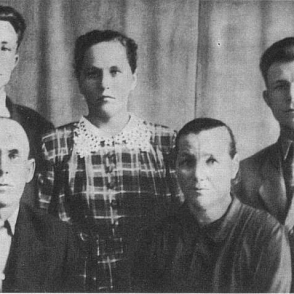 Семья Гагариных. Стоят: Валентин, Зоя и Юрий. Сидят: Алексей Иванович и Анна Тимофеевна.