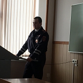 Сотрудник ГИБДД напомнил студентам о правилах поведения участников дорожного движения
