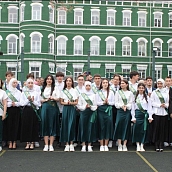 Сотрудники кафедры «Переводоведение и межкультурная коммуникация» поздравили выпускников школ с окончанием учебного года