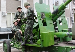 На площади СГТУ проходит выставка военной техники