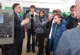 Школьники из «Галактики 64» познакомились с производством дорожной техники на экскурсии от ИММТ