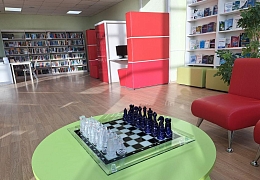 Гроссмейстер подарил научной библиотеке СГТУ хрустальные шахматы