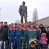 Гагаринцы возложили цветы к памятнику первому космонавту в день его рождения