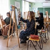 На мастер-классе доцента ИнПИТ студенты учились писать декоративный портрет в интерьере