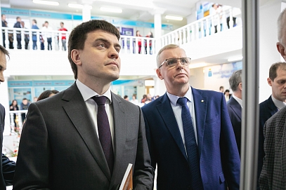 Ректор СГТУ представил Михаилу Котюкову экспозицию вуза на Салоне изобретений, инноваций и инвестиций