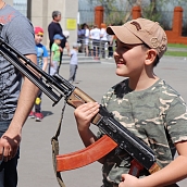 «Здоровая альтернатива» в СГТУ: флешмоб, митинг и реконструкция ко Дню Победы
