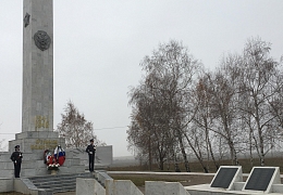 Студенты ИнЭТС возложили цветы к памятнику воинам-водителям