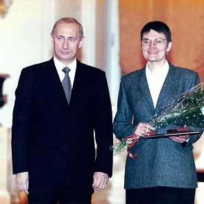 Владимир Владимирович Путин  и Елена Ростиславовна Ярская-Смирнова. На вручении Премии Президента РФ.