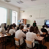 Кафедра ПМК в гостях у школьников с мастер-классом «НейросетьVSпереводчик: чей контент победит?»