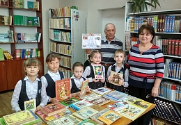 Ветеран ЭТИ передал личную библиотеку школе-интернату