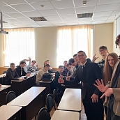 Студенты 1 курса провели почту в честь 8 марта 