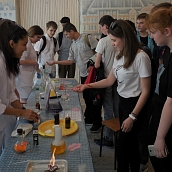 Кафедра ХИМ продемонстрировала химические эксперименты в СКМиЭ