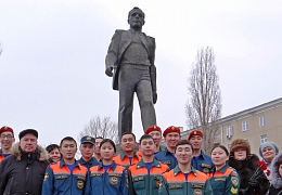 Гагаринцы возложили цветы к памятнику первому космонавту в день его рождения