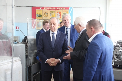 Валерий Радаев познакомился с проектами учащихся Петровского филиала СГТУ