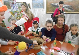 Ученики Детской школы искусств посетили новогодний мастер-класс в музее Н.Г. Чернышевского