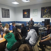 Сотрудники ФТИ провели для школьников экскурсию по научно-образовательному центру