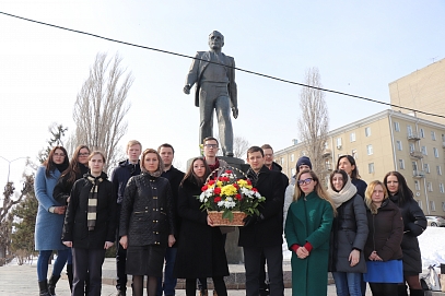 Студенты Гагаринского университета провели траурный митинг у памятника первому космонавту