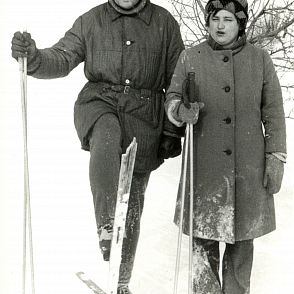 Ю.В. Мусатов с супругой на лыжной прогулке. Саратов, 1980-е гг