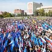 Свыше 9 тысяч человек пришли на митинг в поддержку референдумов за присоединение Донбасса к России