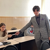 Студенты 1 курса провели почту в честь 8 марта 