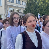 Первокурсники кафедры «Переводоведение и межкультурная коммуникация» стали участниками торжественной линейки 