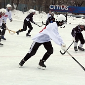 В СГТУ открылся каток и начались матчи по русскому хоккею