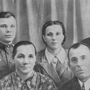 Семья Гагариных. Стоят: Борис, Юрий, Зоя, Валентин. Сидят: Анна Тимофеевна , Алексей Иванович.