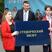 Торжественная линейка ЭТИ прошла в сквере имени Льва Кассиля