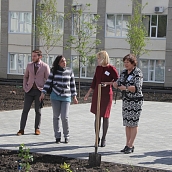 Преподаватели и студенты ЭКЛ приняли участие в высадке роз