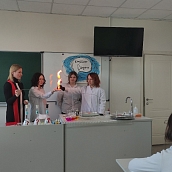 Преподаватели ФТИ провели эксперименты по химии для школьников села Березина речка