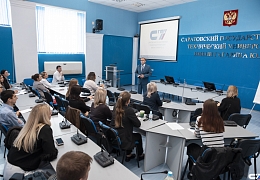 Слушатели «Школы молодых управленцев» пообщались с главой Пугачевского района