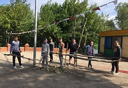 В Политехнике провели уборку спортивных площадок