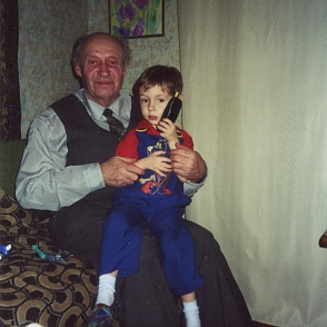 Ю.В. Мусатов с внуком Димой, 2004 г.