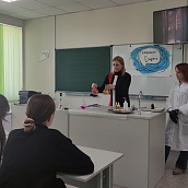 Преподаватели ФТИ провели эксперименты по химии для школьников села Березина речка