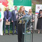 Сотрудники кафедры «Переводоведение и межкультурная коммуникация» поздравили выпускников школ с окончанием учебного года