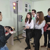 Студенты ИнЭТС в "Технариуме" показали школьникам полярископ, тренажер "МАКСИМ" и программы по моделированию дорожного движения
