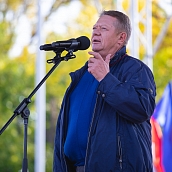Свыше 9 тысяч человек пришли на митинг в поддержку референдумов за присоединение Донбасса к России