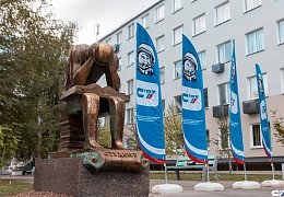 В СГТУ около отремонтированного корпуса установили памятник «Ночь перед экзаменом»