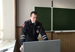 Сотрудник ГИБДД напомнил студентам о правилах поведения участников дорожного движения