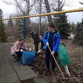 Студенты ФТИ приняли участие в субботнике в парке Победы