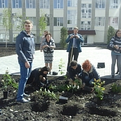 Преподаватели и студенты ЭКЛ приняли участие в высадке роз