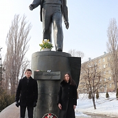 Студенты Гагаринского университета провели траурный митинг у памятника первому космонавту