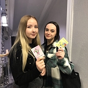 Раздача поздравительных открыток в честь 8 марта 