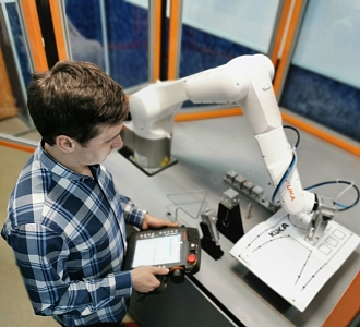 Лаборатория промышленной робототехники с современным промышленным роботом Kuka kr 10
