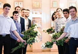 Сотрудницы СГТУ приглашаются в студклуб на праздник 8 марта